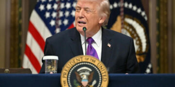 Tarifa de 10% de Trump vira alvo de ação judicial movida por 20 estados americanos