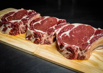 Exportações de carne bovina iniciam março em alta e fortalecem mercado brasileiro