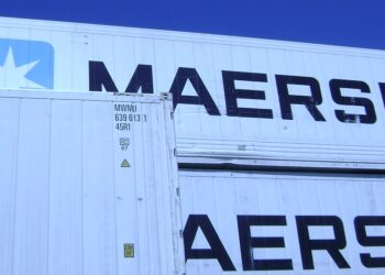 Maersk suspende devolução de contêineres vazios no Golfo devido a riscos no Estreito de Hormuz