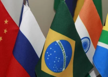 Brics Pay busca reduzir uso do dólar em transações internacionais, dizem especialistas