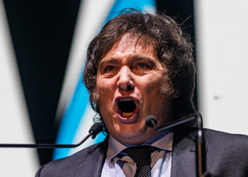 Indústria na Argentina recua e importações crescem sob governo Milei, aponta relatório