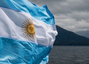 Argentina registra fuga recorde de dólares e investimento estrangeiro fica negativo sob governo Milei