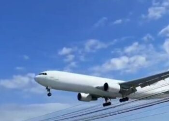 Avião “albino” da Latam surpreende moradores durante pouso em Navegantes