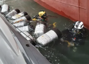 Porto de Santos: operação apreende mais de 340 kg de cocaína escondidos em casco de navio