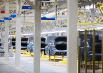 China amplia exportações de veículos elétricos e supera carros a combustão pela primeira vez