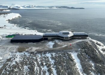 China instala sistema de energia limpa em base científica na Antártida para enfrentar noite polar