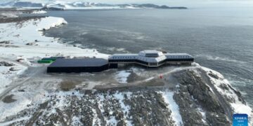 China instala sistema de energia limpa em base científica na Antártida para enfrentar noite polar