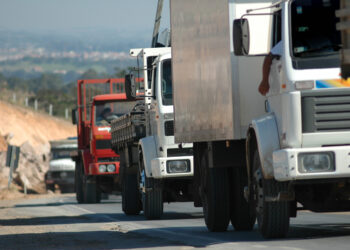 Frete rodoviário entra em nova disputa e caminhoneiros ameaçam paralisação nacional