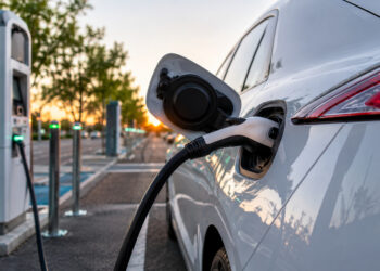 Carros elétricos devem atingir 23 milhões de vendas em 2026 e ganham espaço no mercado brasileiro