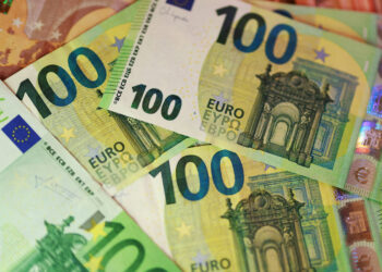 Países da União Europeia ainda não cumprem requisitos para adotar o euro, aponta Comissão Europeia