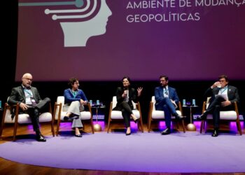 Comércio exterior brasileiro avança mesmo diante de mudanças geopolíticas, afirma secretária do MDIC