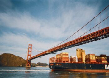 Índice Drewry World Container sobe 2% e fretes marítimos seguem em alta no comércio internacional