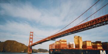Índice Drewry World Container sobe 2% e fretes marítimos seguem em alta no comércio internacional