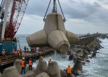 Índia instala 2 mil blocos de concreto para proteger porto de águas profundas e ampliar rotas marítimas