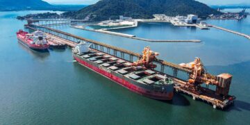 Porto Sudeste opera máquinas gigantes para movimentar até 12 mil toneladas de minério por hora