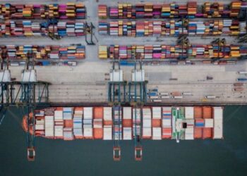 Porto de Santos deve atingir marca histórica de 100 milhões de TEUs em 2026