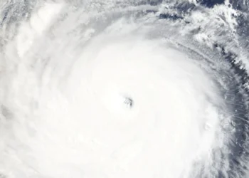 Tufão Maysak deixa mortos, feridos e provoca inundações e tornados na China