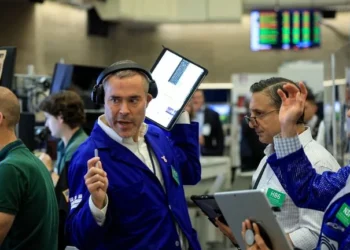 Wall Street fecha em forte queda após Fed manter juros e ações de tecnologia ampliarem perdas