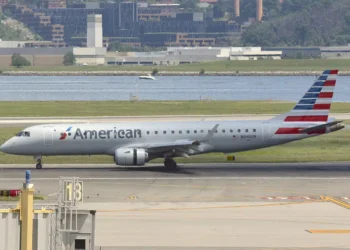Embraer E175 faz voo comercial com eSAF e mostra novo caminho para a aviação sustentável
