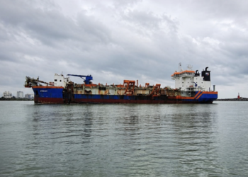 Draga Utrecht retorna ao Porto de Itajaí e retoma dragagem do canal de acesso