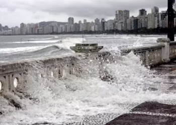 Porto de Santos fecha após ondas de 3 metros durante alerta de ressaca