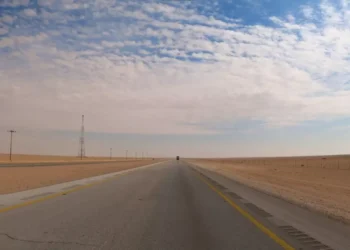 Estrada reta mais longa do mundo tem 240 km sem curvas no deserto da Arábia Saudita