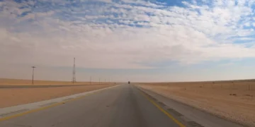 Estrada reta mais longa do mundo tem 240 km sem curvas no deserto da Arábia Saudita