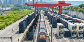 Ferrovias da China transportam 2,35 bilhões de toneladas de carga até julho de 2026