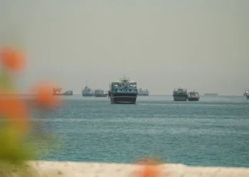 Navio-tanque é atingido no Estreito de Ormuz e reforça alerta sobre segurança marítima