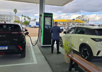 Carros elétricos ainda não reduzem consumo de gasolina no Brasil; entenda os motivos