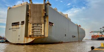 Porto de Itajaí recebe navio com 599 veículos de luxo em nova operação Ro-Ro