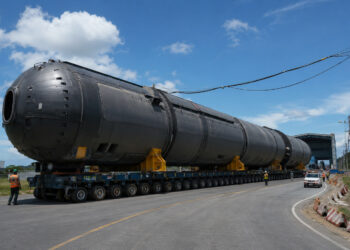 Transporte do submarino Riachuelo: operação de 619 toneladas exigiu 11 horas, 320 rodas e bloqueio na BR-493