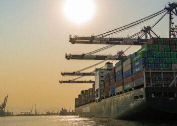 Congestionamento nos portos bate recorde e retém 4,3 milhões de TEUs