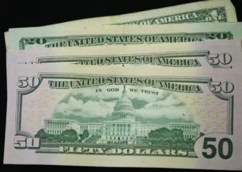 Dólar cai 0,92% e Ibovespa dispara 3,20% em forte alta dos ativos brasileiros