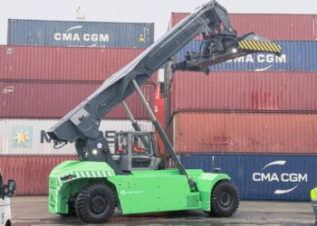 JBS Terminais amplia frota no Porto de Itajaí com novas empilhadeiras elétricas