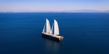 Neoliner Origin, maior navio cargueiro a velas do mundo, transporta 1.000 toneladas de café ao Canadá