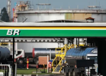 Petrobras aumenta preço do diesel em R$ 1, mas subsídio evita alta nas refinarias