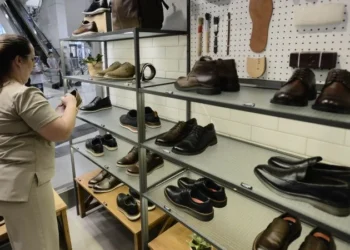 Varejo brasileiro registra queda recorde em agosto, enquanto e-commerce avança