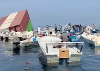 Contêineres do GFS Pride ficam à deriva no Estreito de Hormuz após naufrágio