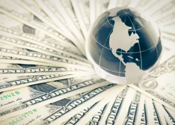 Dólar cai para R$ 5,06 e Ibovespa recua com mercado atento a Brasil, China e EUA