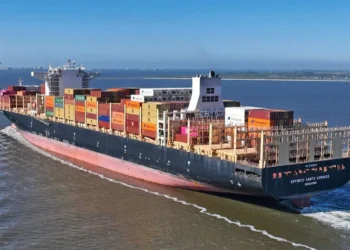 Navio Espirito Santo Express continua em chamas e à deriva no Atlântico Sul