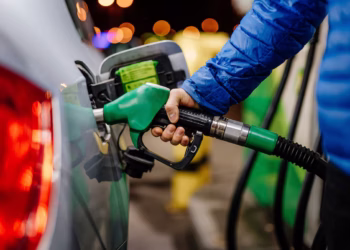 G-7 Libera 100 Milhões de Barris de Petróleo e Diesel para Conter Alta Recorde de Preços