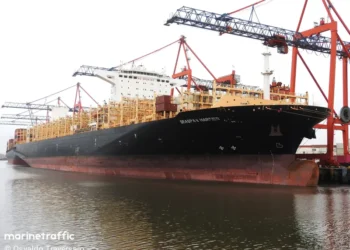 Incêndio atinge navio MV Espírito Santo Express durante viagem para Santos