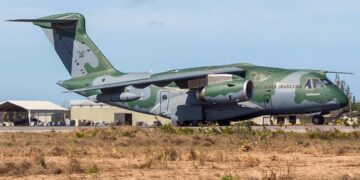 KC-390 da FAB cruza 1.700 km do Atlântico em missão após incêndio em cargueiro