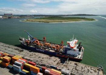 Porto de Suape amplia profundidade e se prepara para receber navios de grande porte