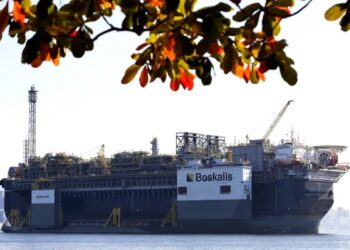 Petróleo sobe 2% após China suspender exportações de derivados